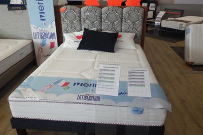 un lit placé au milieu d'un magasin