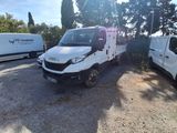 la photo d'un camion blanc garé sur un parking