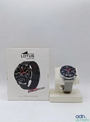 La montre se trouve dans la boîte et est prête à y être rangée.
