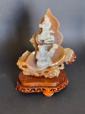 figurine chinoise en jade sculpté représentant une femme assise sur un coquillage