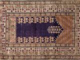 un vieux tapis orné d'un motif bleu et orange