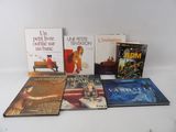 de nombreux livres posés sur une table blanche