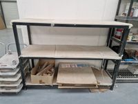 Lot comprenant 1 table d’atelier, 3 étagères et leurs conten… (photo 4)