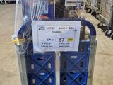 un chariot sur lequel est accrochée une pancarte, au milieu d'un entrepôt