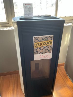 un réfrigérateur bleu sur lequel est accrochée une affiche, dans une pièce