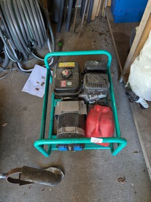 un chariot vert contenant des outils, posé par terre