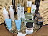 de nombreux types de produits de soins de la peau sur la table