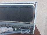 une image d'un four à micro-ondes avec la porte ouverte
