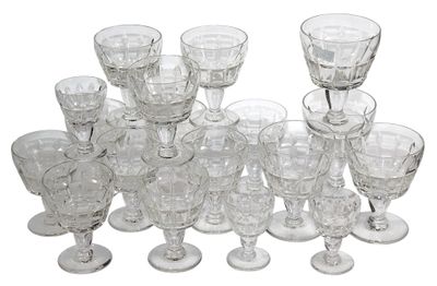 un grand nombre de verres à vin posés sur une table