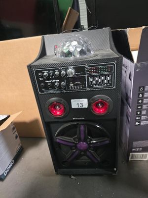 une enceinte posée sur une table à côté d'une boîte