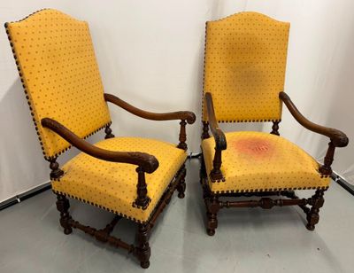 une paire de fauteuils rembourrés jaunes, placés dans un coin de la pièce