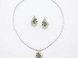 un ensemble composé d'un collier et de boucles d'oreilles, orné d'émeraudes et de diamants