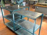 une table surmontée d'une étagère, placée au milieu d'une pièce