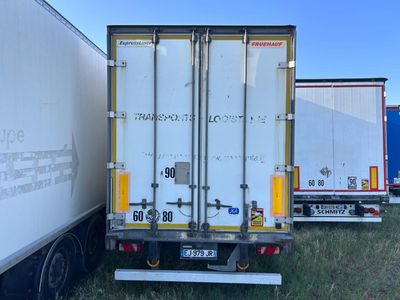 de nombreux camions garés dans l'herbe