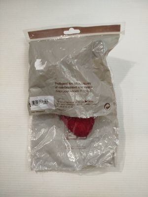 un sac en plastique contenant un objet rouge
