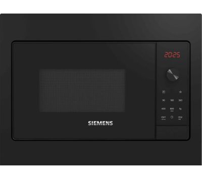gros plan d'un four à micro-ondes sur fond blanc