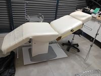 1 table de soin éléctrique, 1 desserte, 1 lampe GLAMCOR, 1 m… (photo 2)
