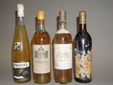 plusieurs bouteilles de vin sont alignées sur une table
