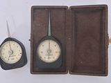 une horloge et une paire de ciseaux dans un étui