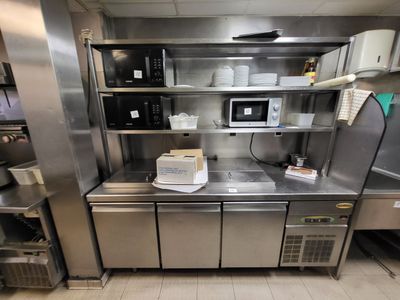 une grande cuisine en inox avec beaucoup d'espace de plan de travail