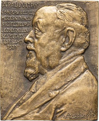 un gros plan sur une plaque en bronze représentant un homme barbu