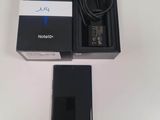 une boîte contenant un chargeur et un chargeur à l'intérieur