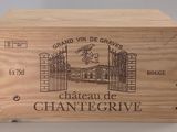 une boîte en bois sur laquelle est apposée une étiquette de vin