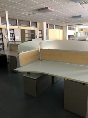 une pièce avec un bureau et une chaise