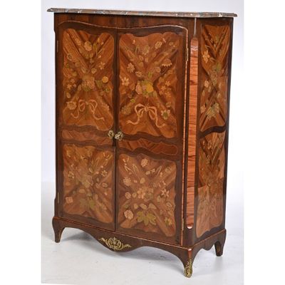 une image représentant une armoire ornée d'un motif floral