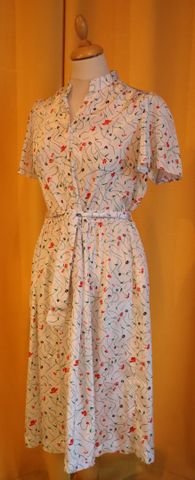 PIERRE BALMAIN Paris – Robe d’été vintage fleuri sur fond blanc i...
