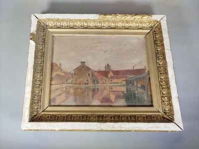 une vieille photo d'un tableau accroché au mur d'une pièce