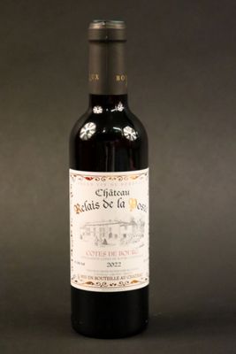 une bouteille de vin posée sur une table