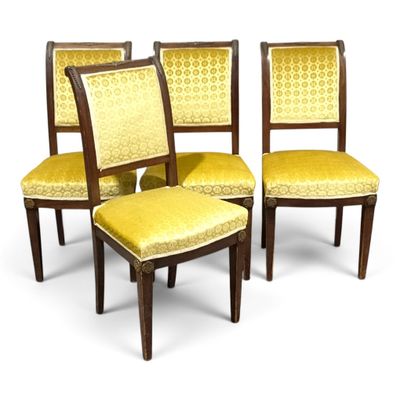 quatre chaises avec un revêtement jaune, un revêtement jaune, un revêtement jaune, un revêtement jaune, un revêtement jaune, un revêtement jaune, un revêtement jaune, un revêtement jaune