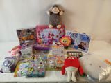une table avec tout un tas de jouets et une peluche