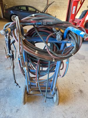 un chariot sur lequel sont posés plusieurs tuyaux, dans un garage