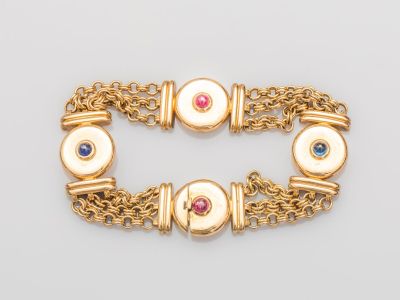 un bracelet en or 18 carats orné de pierres multicolores