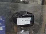 une montre connectée exposée dans une vitrine