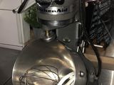 un mixeur posé sur un plan de travail dans une cuisine