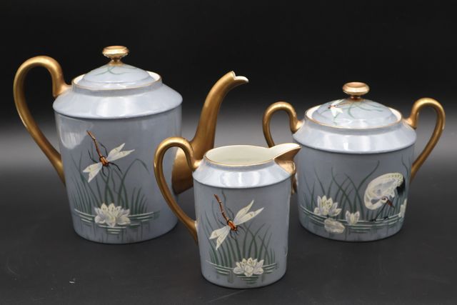 Trois pièces de forme en porcelaine grise à décor de libellules e...