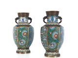 une paire de vases posés sur une surface blanche, sur fond blanc