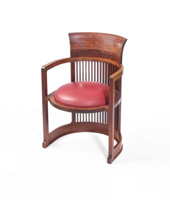 une image représentant une chaise en bois avec une assise en cuir rouge