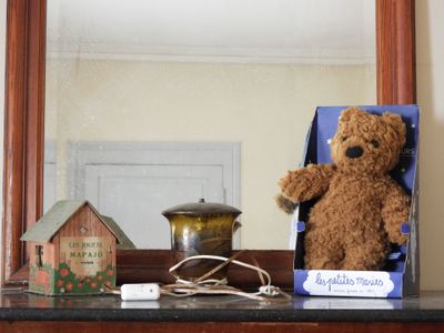 un ours en peluche assis sur une table