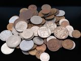 une pile de pièces de monnaie posée sur une surface noire