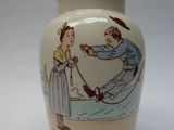 un vase avec l'image d'un homme et d'une femme dessus