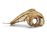 une broche en feuille d'or ornée d'un motif en spirale