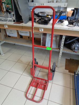 un diable rouge posé par terre