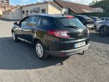 une voiture noire garée dans un parking