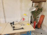 un bureau avec une lampe et une chaise dans une pièce