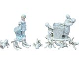 un groupe de figurines assises sur une table