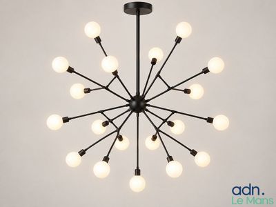un grand lustre noir orné d'ampoules blanches suspendu au plafond
